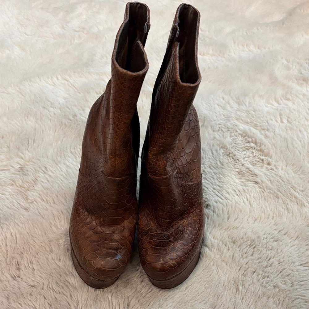 Jessica Simpson Textured Brown Heeled Boots